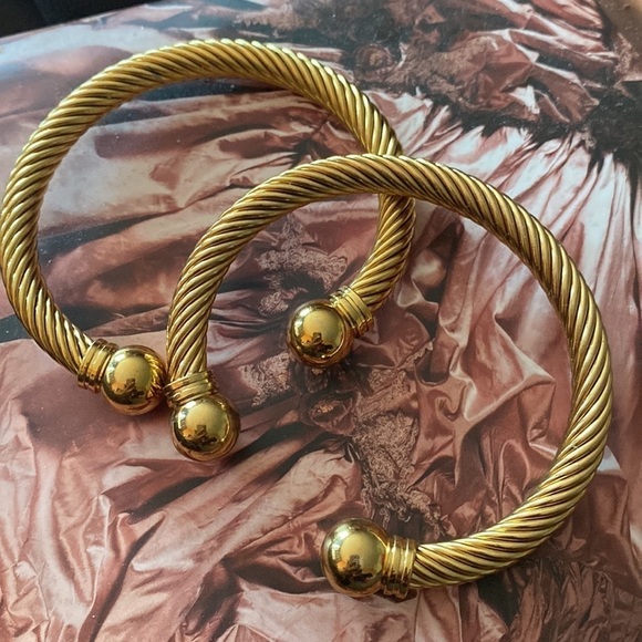 ⭐️24  carat gold plated fashion twisted open bangle bracelet - Picture 5 of 10